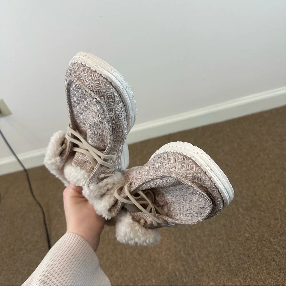 Hey Dude Women's Wendy Fold Casual Moccasin Sneakers Beige Sherpa Size 9